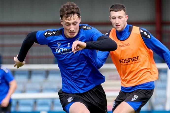 欧冠积分榜：阿森纳继续全胜领跑，拜仁3分之差位列第二（欧冠积分榜更新：阿森纳保持全胜领跑，拜仁以3分之差居第二）