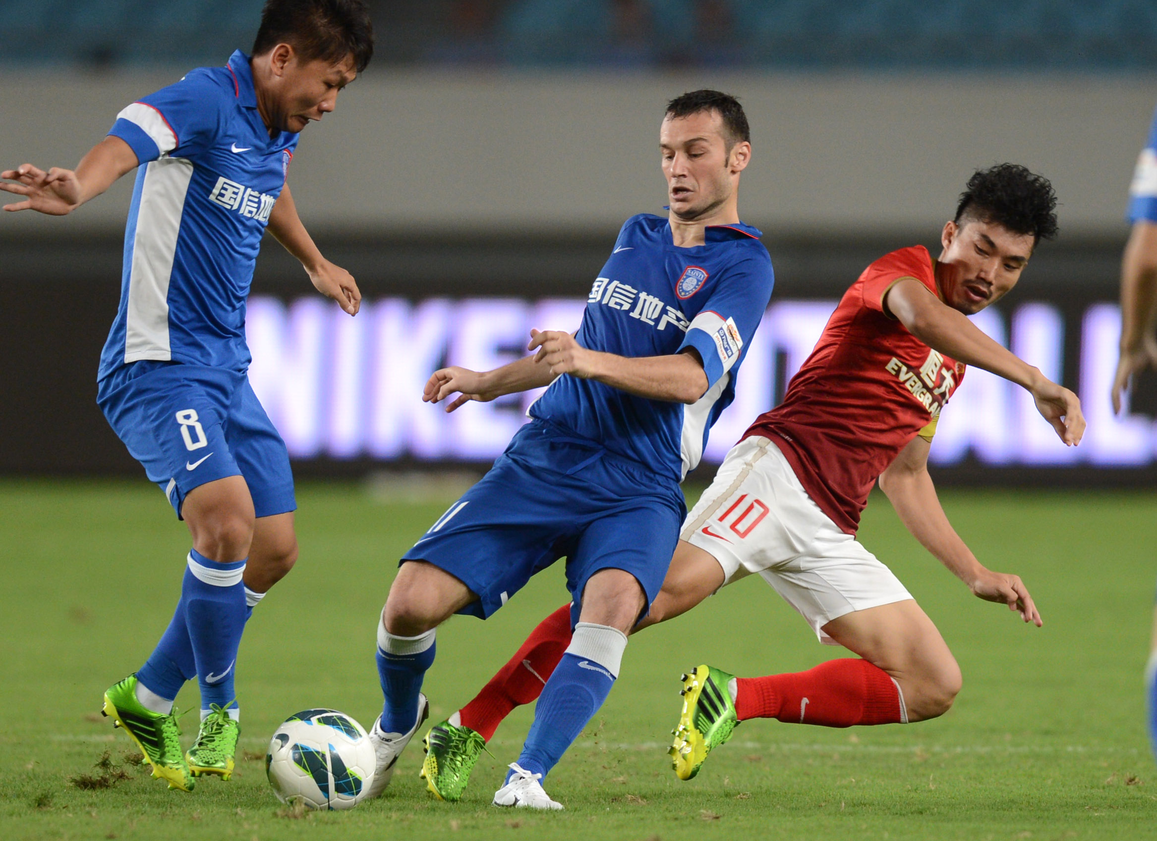 贝克汉姆夺冠宣言：你把球交给梅西，他就能创造机会！（贝克汉姆誓夺冠：把球交给梅西，机会自来！）