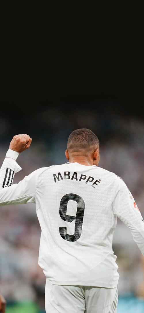 吕迪格的防守是站在那里干瞪嘛，比斯洛特先下课的估计是阿隆索（吕迪格防守宛如站桩发呆，先于斯洛特下课的恐怕是阿隆索）