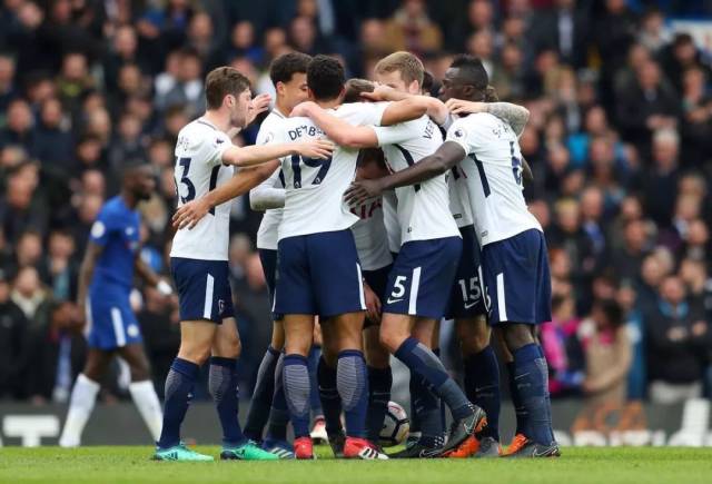 法媒：于帕想在新合同第一年加解约条款，对此巴黎和皇马愿意（法媒：于帕希望在新合同首年设置解约条款，巴黎与皇马均同意）